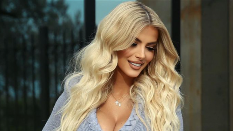 Marina harron që është bërë nënë, del pa të brendshme