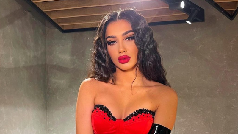 Melinda guxon ta nxjerr trupin pa efekt në bikini, duket seksi me flok të shkurtër