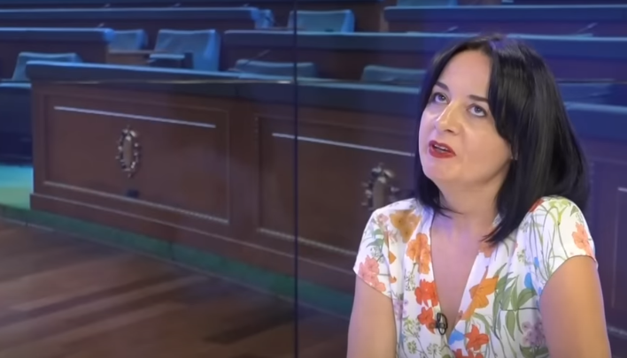 fifi-e-tregon-zogun-ne-rugove-mahnit-me-pamjen