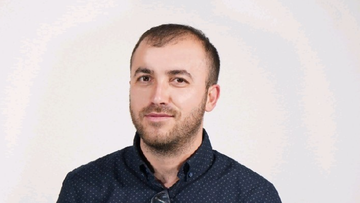 Koferi i mërgimtarit që do të kthehet në arkivolin e demokracisë në Kosovë