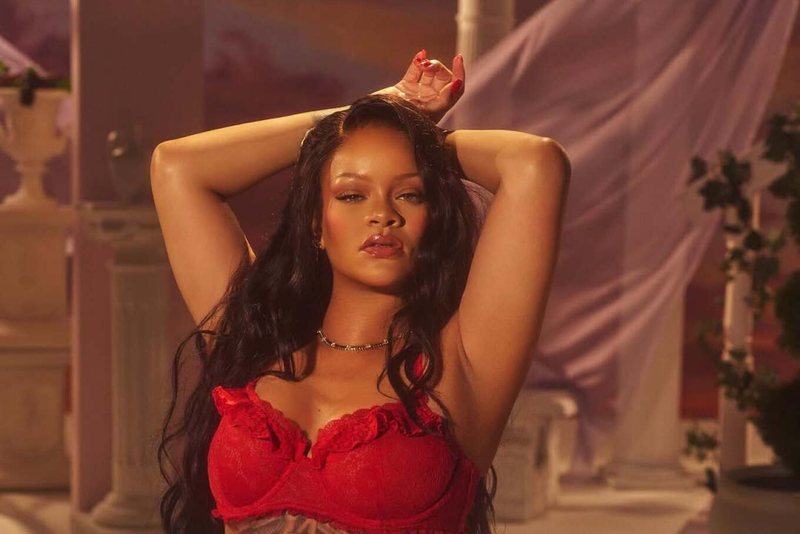 rihanna-nuk-i-le-vend-imagjinates-pozat-hot-te-kengetares-ndezin-rrjetin