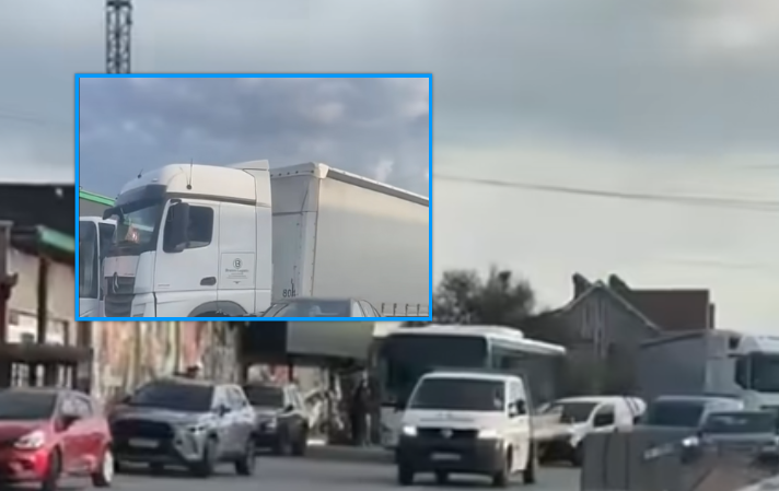 Aksidenti zinxhiror në magjistralen Prishtinë-Podujevë: Autobusi, kamioni e vetura përplasen rëndë