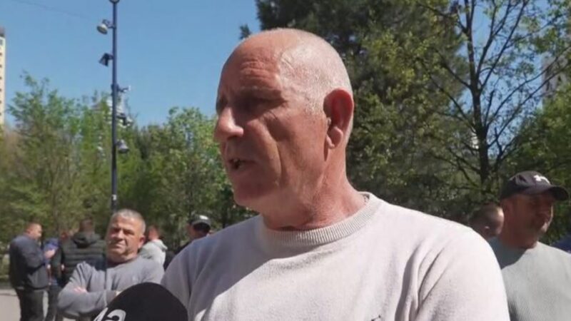 ‘U hoq nafta falas’, fermerët e Shqipërisë protestojnë para Ministrisë së Bujqësisë