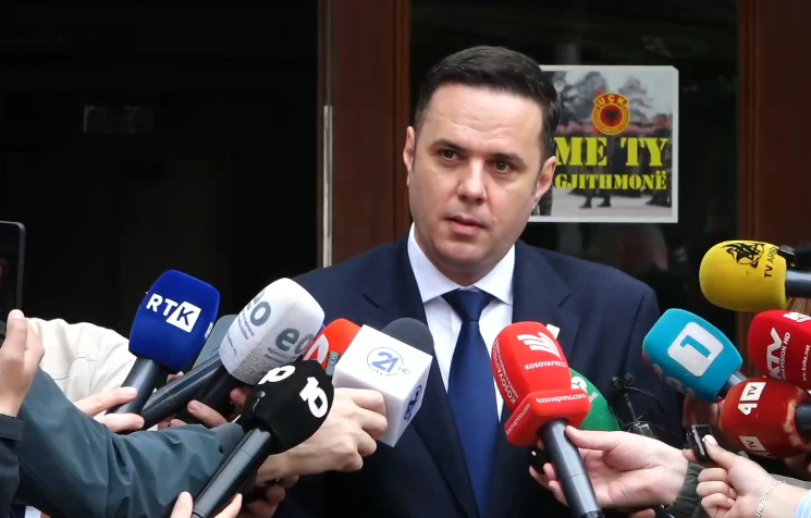 vakia-me-e-re-rreth-ldk-se-thirren-protesta-per-ta-mbrojtur-abdixhikun-nga-largimi