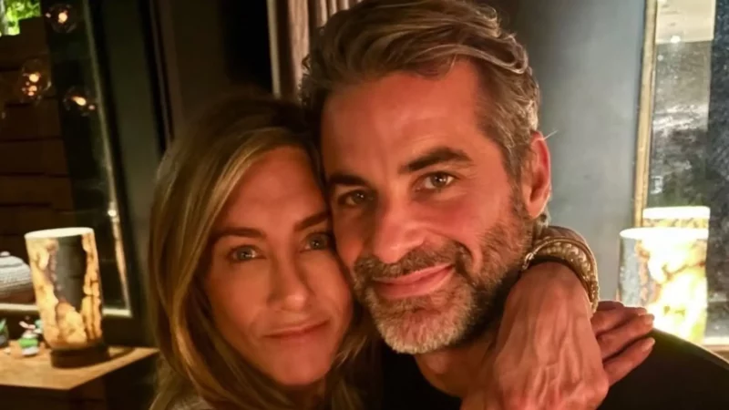 Jennifer Aniston si kurrë më parë, ndan momente të ëmbla me partnerin