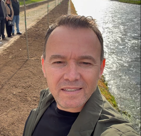 Faton  subvencion  Peci bën  mirakëll  në Mitrovicë  Mbjell 40 drunj dekorativë