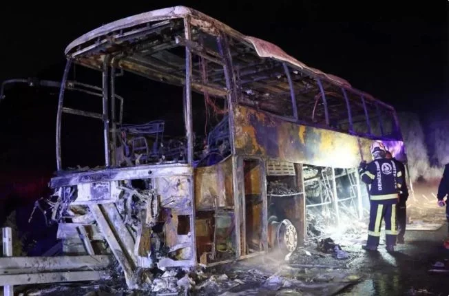 Një autobus përfshihet nga flakët në Turqi, 8 të vdekur