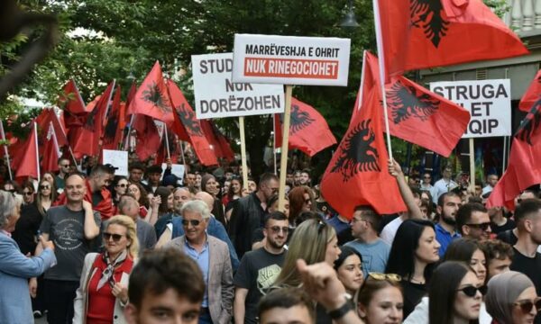 shqiptaria-eshte-me-shkupin-me-26-maj-protestohet-edhe-ne-tirane