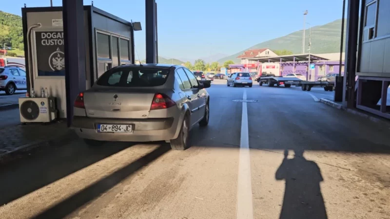 Kosovarët shijojnë fundjavën në bregdetin shqiptar, rriten lëvizjet në Morinë