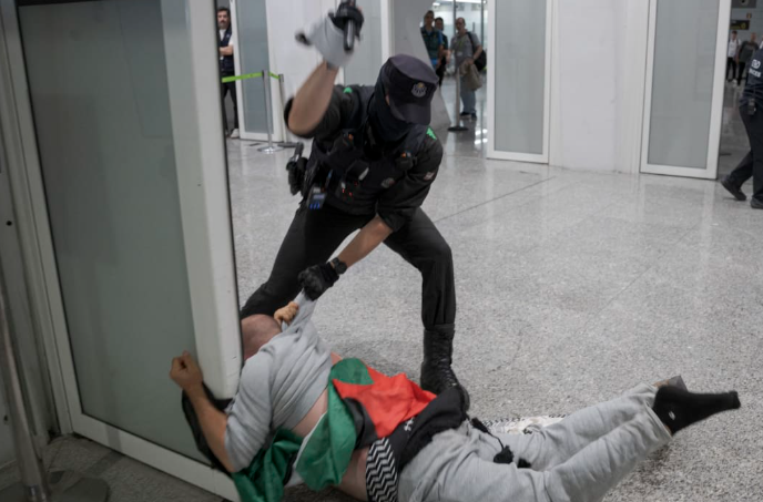 aktivistet-e-flotiles-pro-terroristeve-hamas-bejne-kaos-sapo-zbresin-ne-spanje-i-rrah-policia-para-kamerave