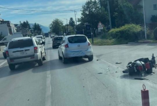 Përplasen vetura me motoçikletë, një i lënduar në Vitomiricë