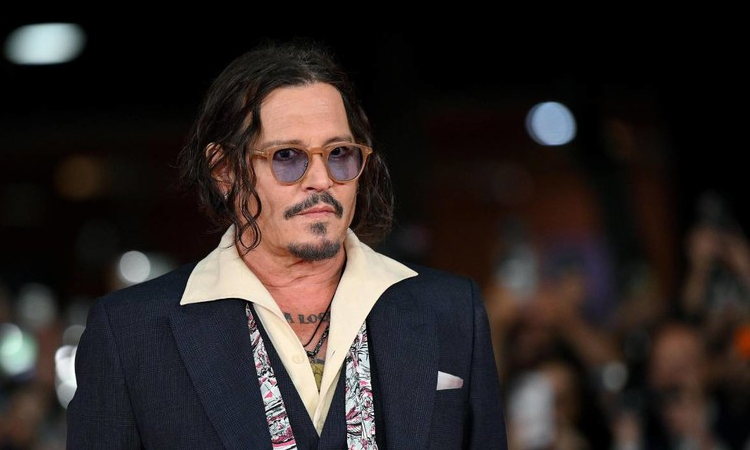 Skandaloze: 27-vjeçari i vodhi kartat Johnny Depp, shpenzoi gjysmë milioni paundë