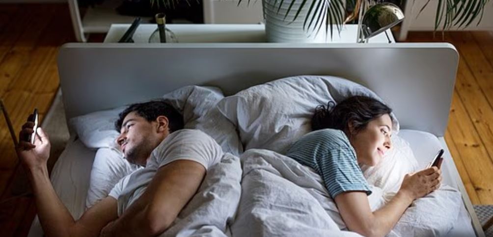 telefoni-po-zevendeson-intimitetin-ekspertet-paralajmerojne-per-ndikimin-ne-marredheniet-e-cifteve