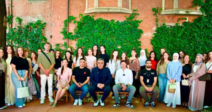 studente-nga-shkupi-vizitojne-muzeun-shtepia-me-gjethe-te-shoqeruar-nga-gonxhja-dhe-meidani