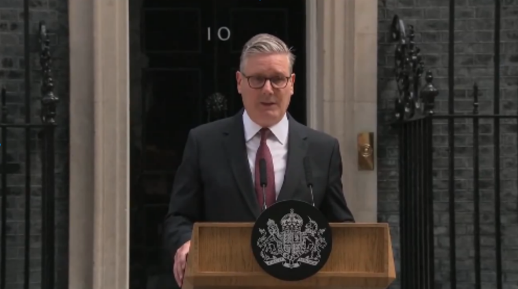 Keir Starmer jep dorëheqje nga posti i kryeministrit të Britanisë së Madhe