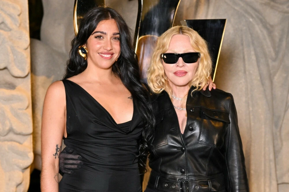 madonna-dhe-vajza-e-saj-sjellin-kenge-per-te-sheruar-marredhenien-e-tyre