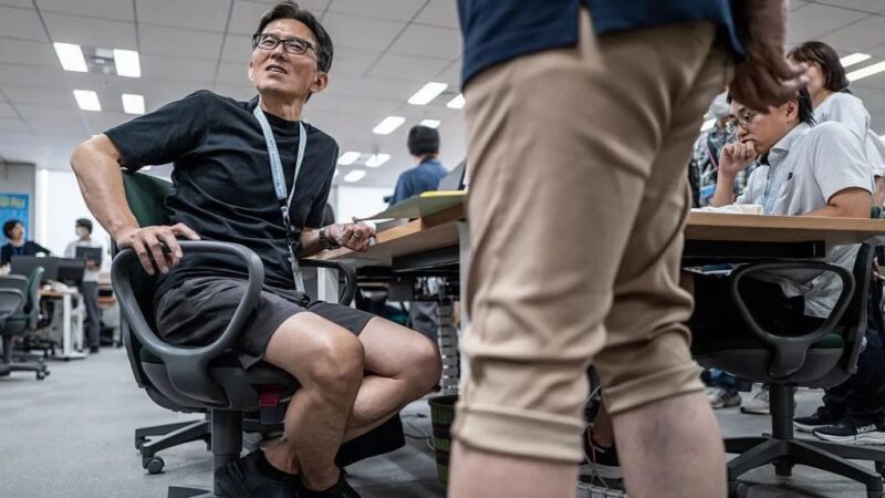 Tokio promovon ‘shorcet’ në punë për burra, gratë ankohen për ‘ngacmim me qimet e këmbëve’
