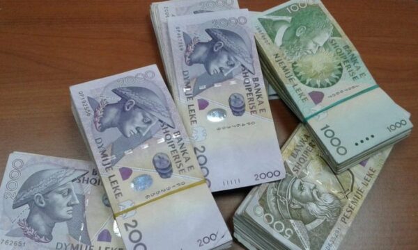 Eurot e shpenzuara nga turistët e forcojnë lekun në Shqipëri  1 euro po këmbehet për 92 6 lekë