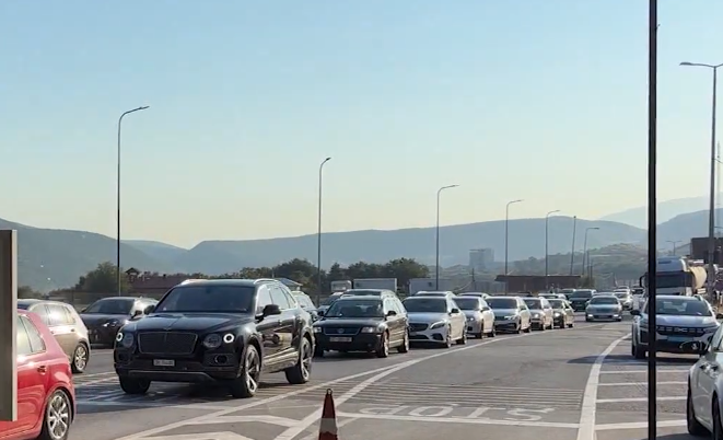 Fluks i madh i qytetarëve nga Kosova drejt Shqipërisë, mijëra hyrje e dalje çdo ditë