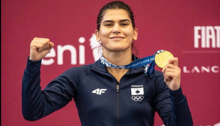 ‘Mirë se erdhe, kampione’, Donjeta kthehet të hënën me medaljen e saj të artë