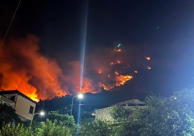 Zjarri përfshin zonën pranë Krujës, flakët rrezikojnë shtëpitë