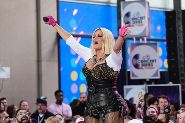 si-e-priti-bebe-rexha-surprizen-e-familjes-gjate-performances-se-saj-ne-emisionin-today
