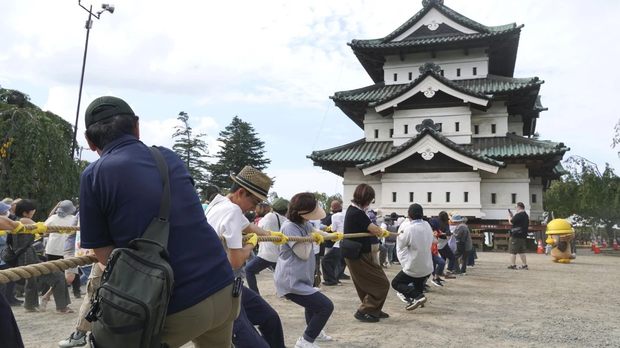 japonia-puneson-1-800-njerez-per-te-zhvendosur-pallatin-360-tone-me-ndihmen-e-shkopinjve-dhe-litareve