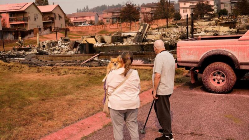 Zjarret masive në ShBA, mijëra banorë rikthehen në shtëpitë e tyre