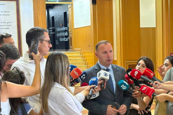 Ndërpreu seancën duke kërkuar kohë, Zemaj: Ky është Kurti, por brenda ditës mund të ketë lëvizje pozitive