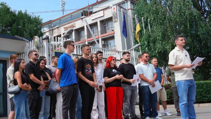 Studentët me aksion para zyrës së BE’së, kërkojnë drejtësi për ish-krerët e UÇK’së