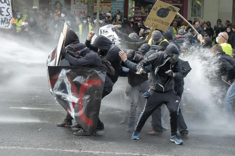 franca-po-paguan-cmimin-e-tolerances-se-tepruar-ndaj-te-rinjve