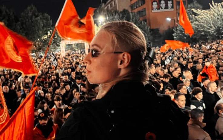 vec-nje-gazetare-e-huaj-qe-e-percolli-protesten-nga-fillimi-ne-fund-cfare-mund-t-u-tregoj-per-kosoven-ligjin-dhe-procesin-ne-hage