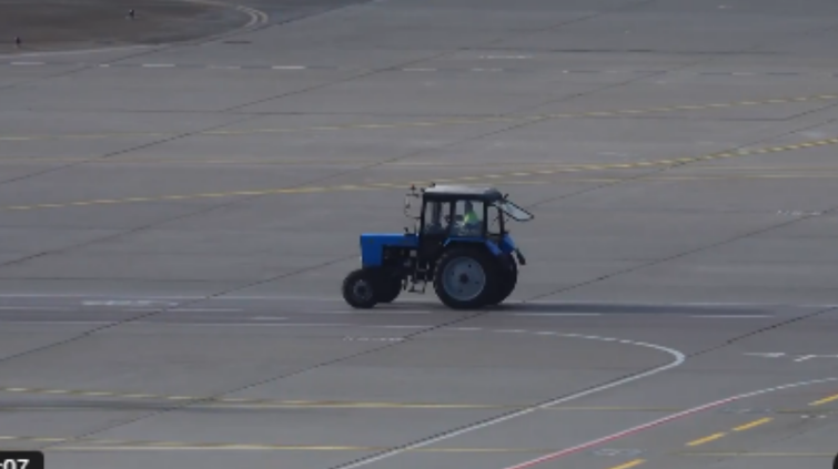 traktori-ndalon-uljen-e-avioneve-shoferi-e-parkoi-ne-piste-pasi-po-mbillte-bar